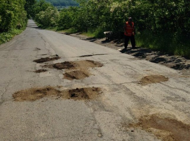 Чергове ноу-хау від закарпатських дорожників: у ями замість асфальту звичайнісінький грунт (ФОТОФАКТ)