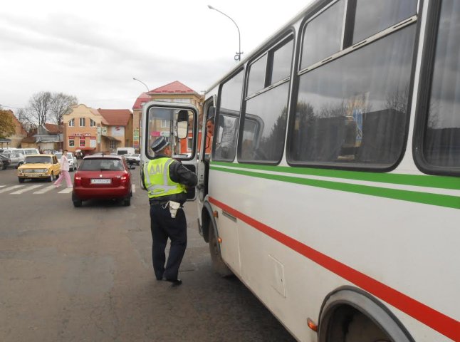 У Мукачеві працівники ДАІ перевіряють справність автобусів