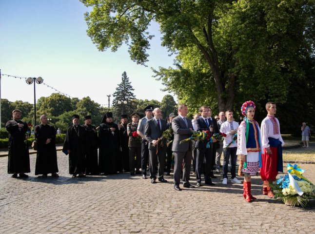 В Ужгороді відзначили День Конституції та річницю входження Закарпаття до складу України