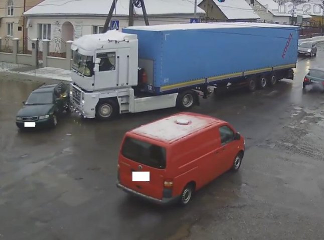 В інтернет-мережі з’явилось відео з ДТП у Виноградові, у яку потрапили вантажівка та легковик "Audi"