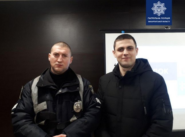 В Ужгороді відзначили двох патрульних за оперативне розкриття грабежу
