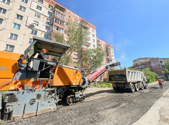 У мікрорайоні Росвигово в Мукачеві почали ремонтувати внутрішньоквартальні проїзди