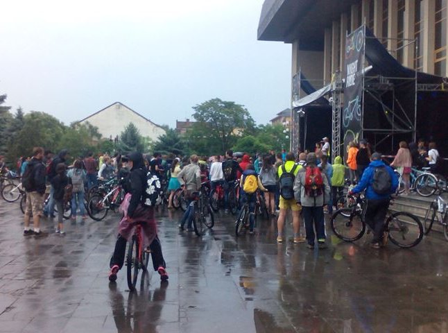 Незважаючи на дощ, в Ужгороді відбувся перший велозаїзд "Night Ride"