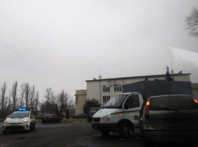 В Ужгороді біля "Буревісника" легковик зіткнувся з автозаком, у якому були арештовані
