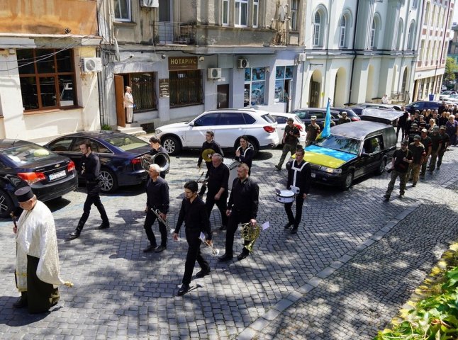 Поховали військового, який отримав важке поранення на фронті Поховали військового, який отримав важке поранення на фронті