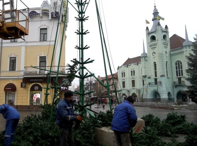 У Мукачеві демонтують головну ялинку міста