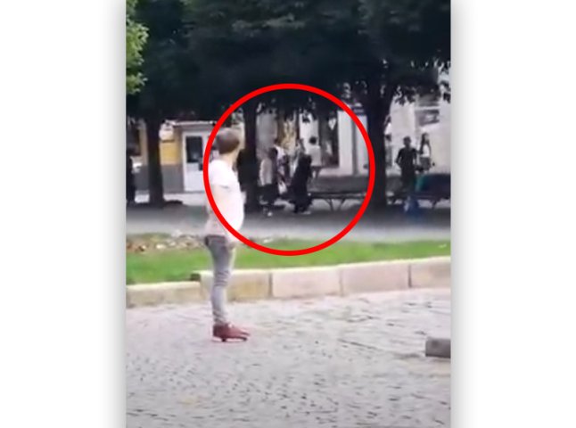 У центрі Мукачева сталась сутичка: очевидці зняли відео інциденту