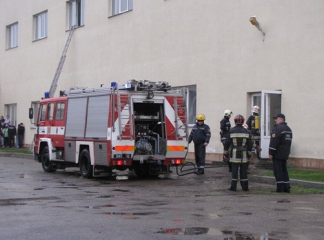 Вогнеборці вчилися гасити пожежу на підприємстві та евакуйовувати велику кількість людей