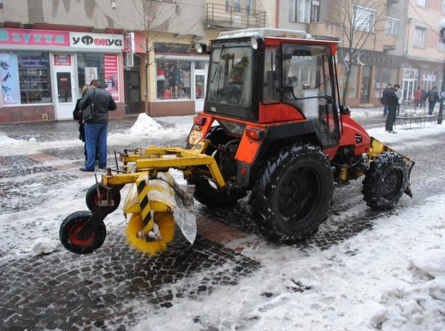 У Мукачеві сніг прибирають лише в центрі (ФОТОРЕПОРТАЖ) 