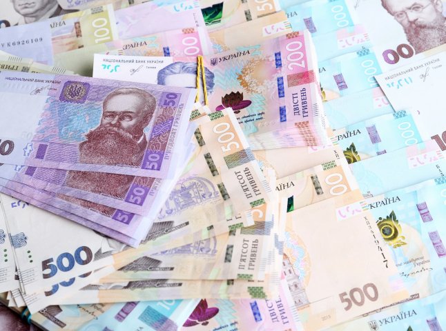 На зарплатну картку нарахують 20 тисяч гривень, але до 15 лютого треба подати заяву: як отримати нову допомогу