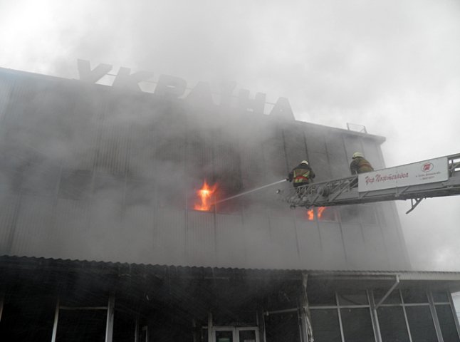 Вогонь в універмазі "Україна" вже охопив площу в одну тисячу метрів квадратних