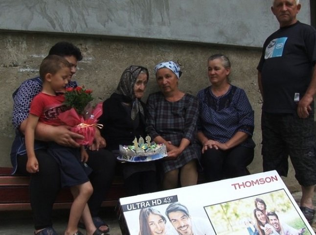  Секрет довголіття – доброта: жителька Тячівщини відзначила 103 день народження!