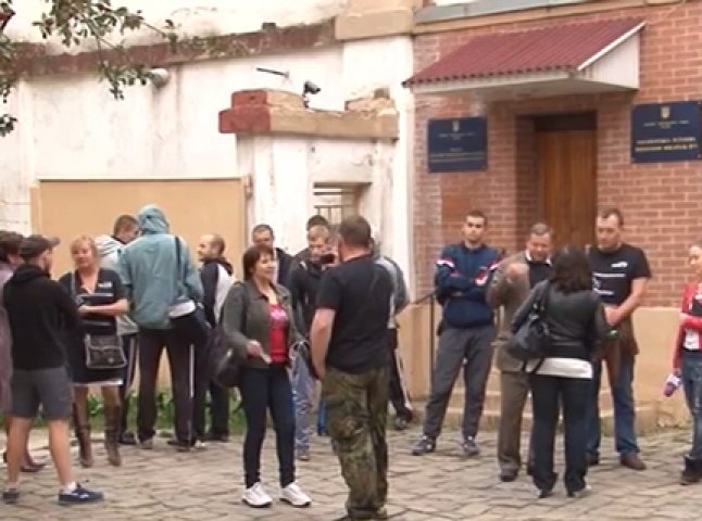 Біля слідчого ізолятора в Ужгороді відбувся протест (ВІДЕО)