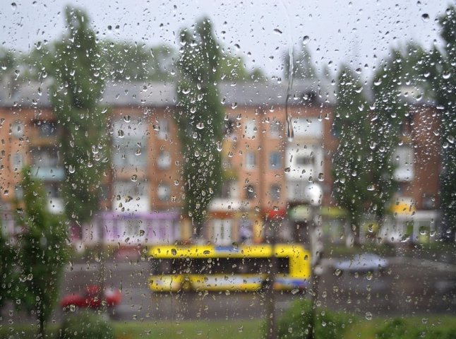 У неділю в Україні майже всюди негода: на Закарпатті подекуди грози