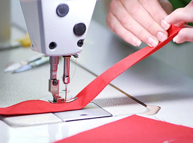 Понад сотня людей з обмеженими можливостями працює в Ужгороді на швейній фабриці