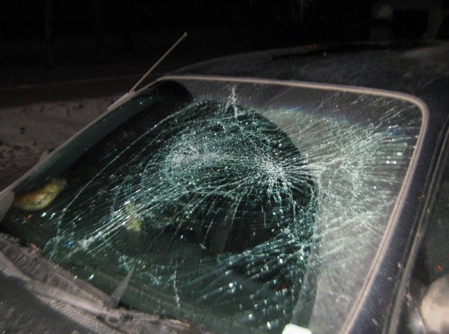В Ужгороді зловмисник розбив скло і спустошив автівку