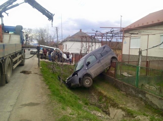 На Виноградівщині в результаті ДТП авто повисло на огорожі. Водій нарікає на погану дорогу