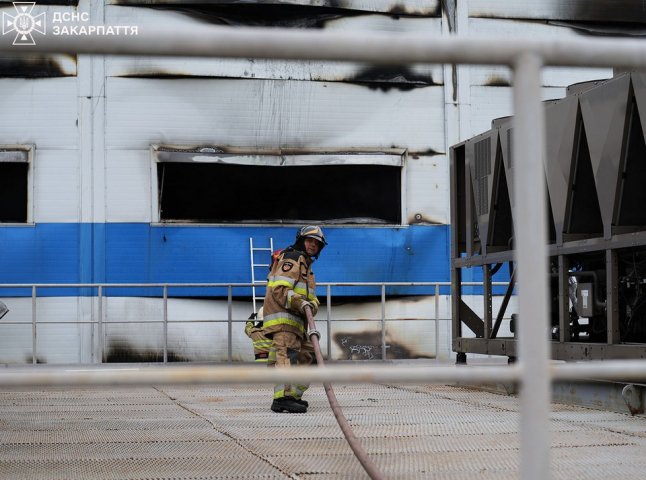 У Мукачеві досі гасять пожежу, яка спалахнула внаслідок ракетного удару У Мукачеві досі гасять пожежу, яка спалахнула внаслідок ракетного удару