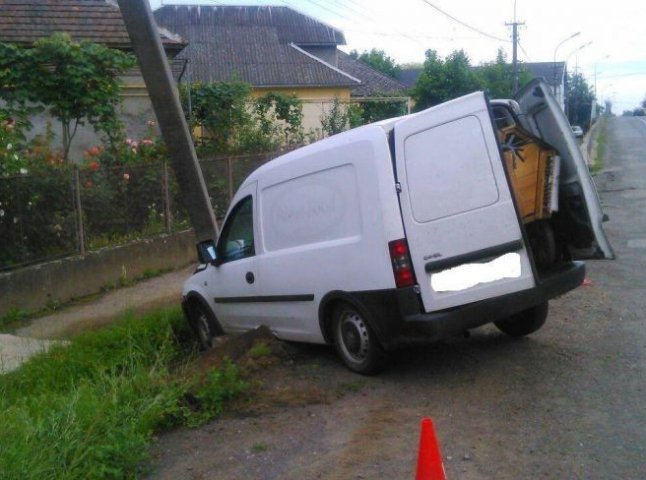 В Ужгороді водій врізався на своєму автомобілі у стовп, опісля з місця ДТП втік