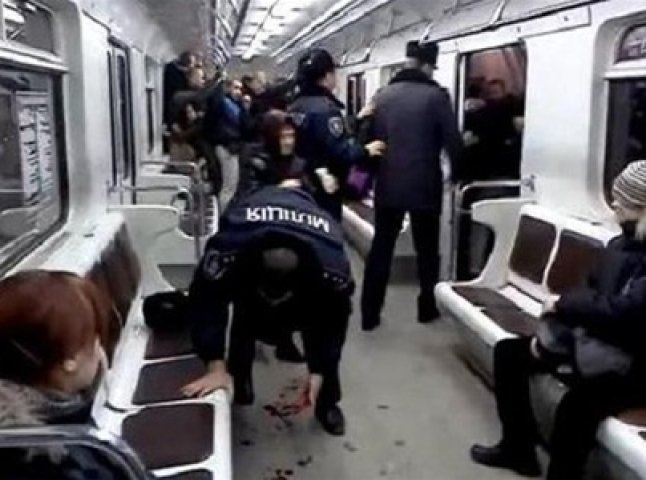 Провокації розпочались: "тітушки" влаштували бійку у вагоні метро