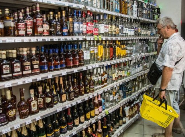 В Україні хочуть заборонити продаж алкоголю і сигарет в супермаркетах
