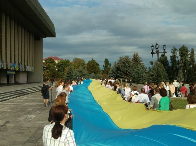 В Ужгороді розгортають стометровий прапор України