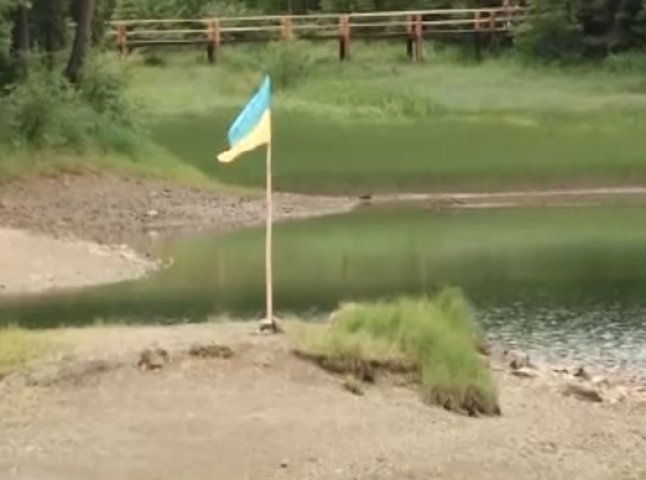 На острівці посеред озера Синевир встановили прапор України (ВІДЕО)