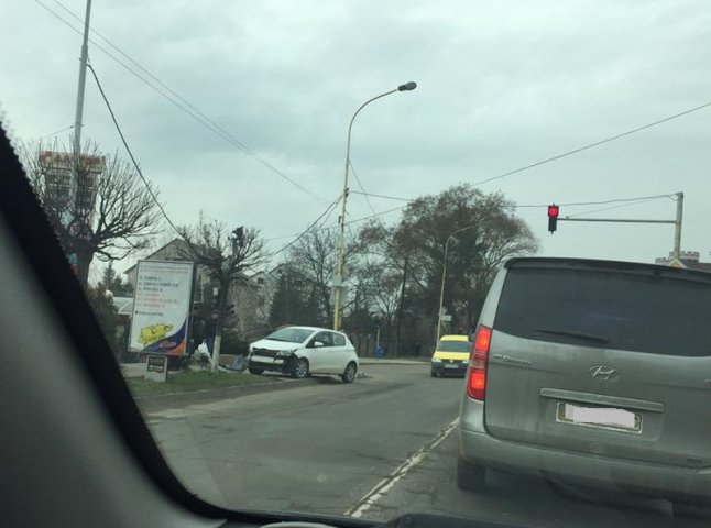 Аварія в Ужгороді: легковик вилетів на тротуар