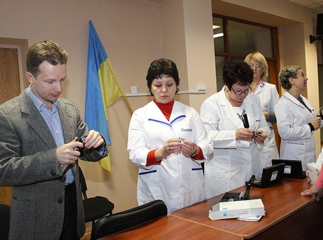 Десять отоофтальмоскопів подарували ужгородським сімейним лікарям благодійники