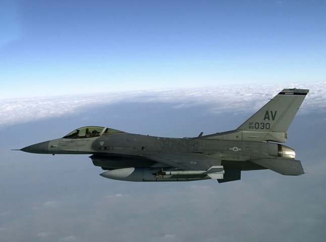 Українські пілоти вже почали навчання на винищувачах F-16
