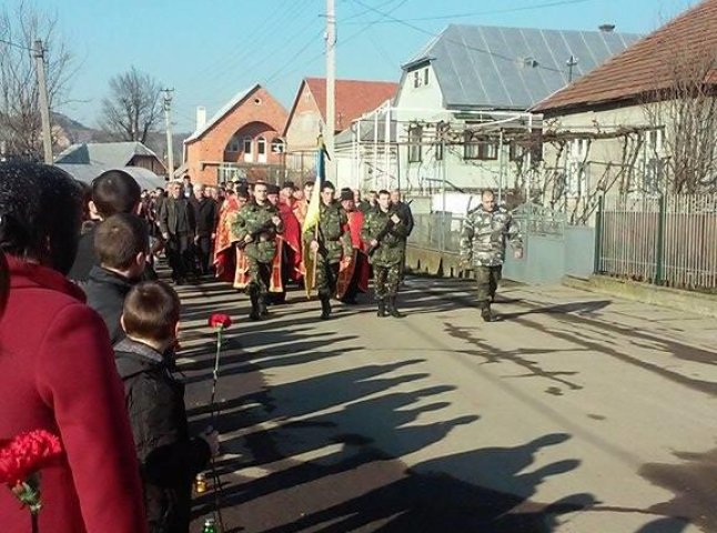 На Іршавщині проводжали в останню дорогу загиблого бійця АТО Юрія Короля (ФОТО)