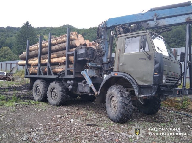 На Рахівщині поліція вилучила вантажівку з нелегальною деревиною На Рахівщині поліція вилучила вантажівку з нелегальною деревиною