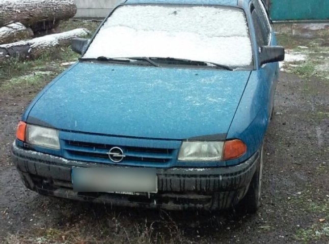 Правоохоронці Мукачівщини затримали водія, в автомобілі якого знайшли металеві труби невідомого походження