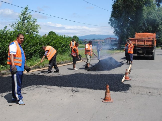 Знамениту яму біля мукачівської «пожарки» асфальтують (ФОТО)