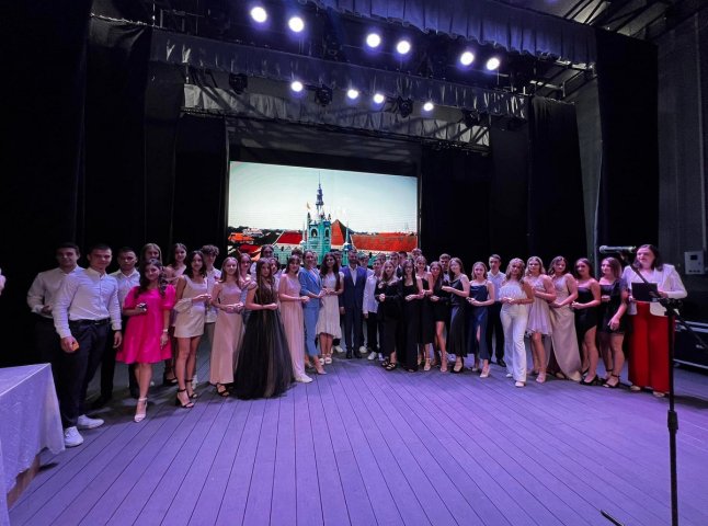 У Мукачеві нагородили випускників одинадцятих класів
