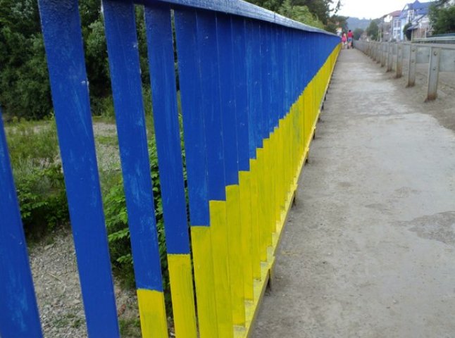 У Великому Бичкові волонтери пофарбували перила мосту у кольори державного прапору (ФОТО)