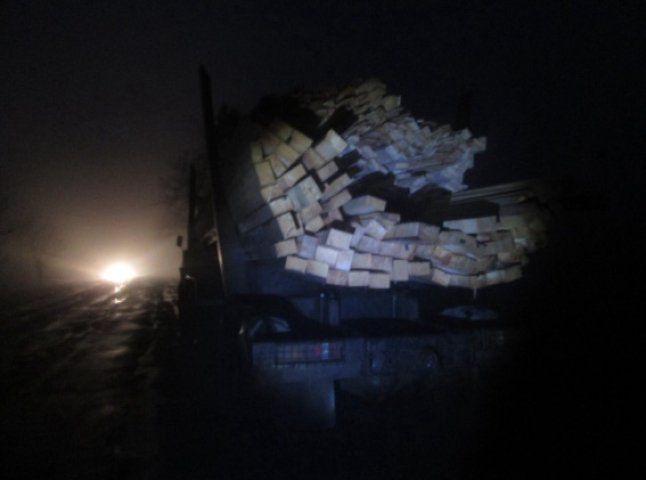 На в’їзді в Тячів поліцейські зупинили вантажівку з нелегальною деревиною