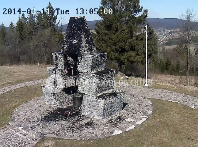 Невідомі вчергове підпалили угорський пам’ятник, але цього разу наругу зазняли камери відеоспостереження (ФОТО, ВІДЕО)
