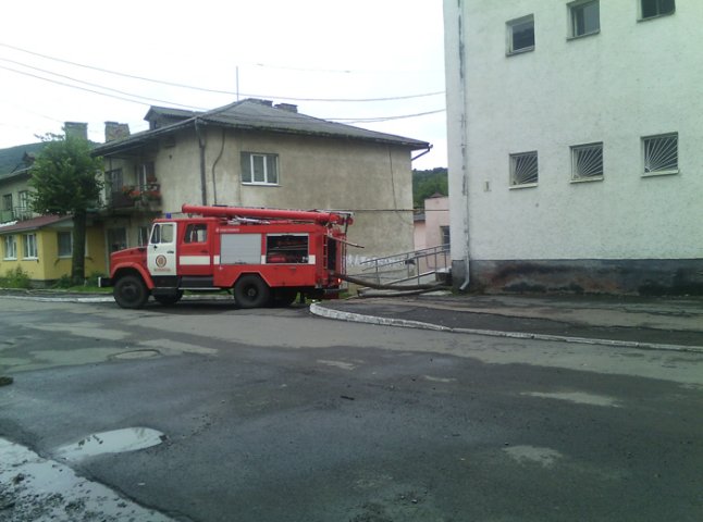 У Воловці рятувальники ліквідовують наслідки вчорашньої негоди