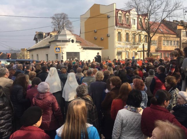 В Ужгороді чимало людей взяли участь у Хресній ході