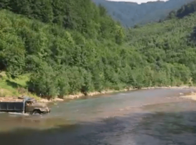 Очевидець показав відео вантажівки з дровами, яка переїжджає гірську річку
