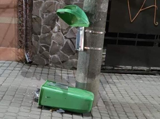 По камерах спостереження вдалося виявити чоловіка, який у Мукачеві пошкодив сміттєві баки
