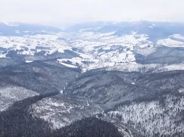 Зимові Карпати з висоти пташиного польоту: нове вражаюче відео краси Закарпаття