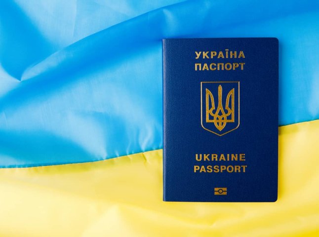 Українці, які виїхали за кордон, отримуватимуть менші виплати