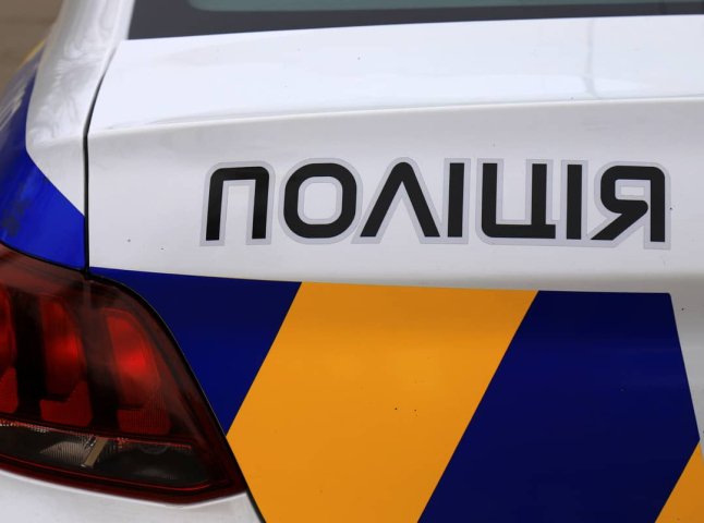 Поліція в Ужгороді врятувала дівчину, яка порізала собі руки