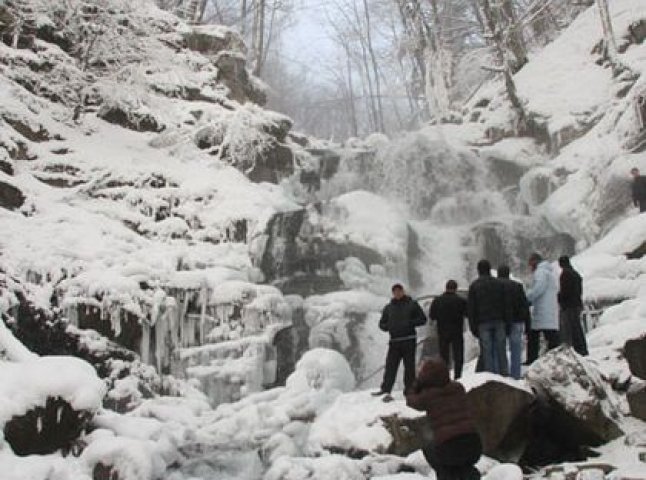 На Закарпатті і взимку можна любуватися водопадами