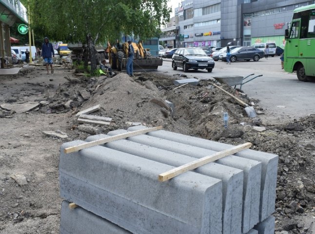 В Ужгороді розпочали ремонт частини вулиці Заньковецької