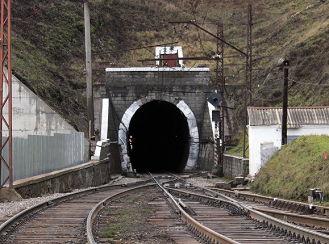 Невідомі в камуфляжі напали на озброєного вартового, який охороняв залізничний тунель у Карпатах