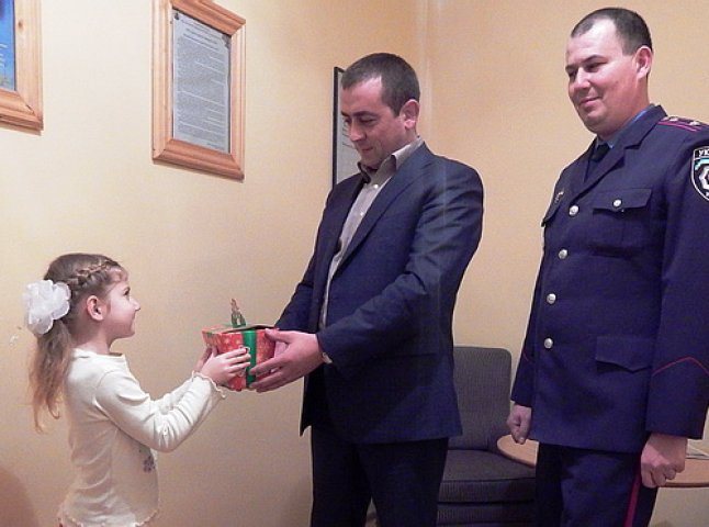 Дітки правоохоронців отримали від керівництва міліції подарунки
