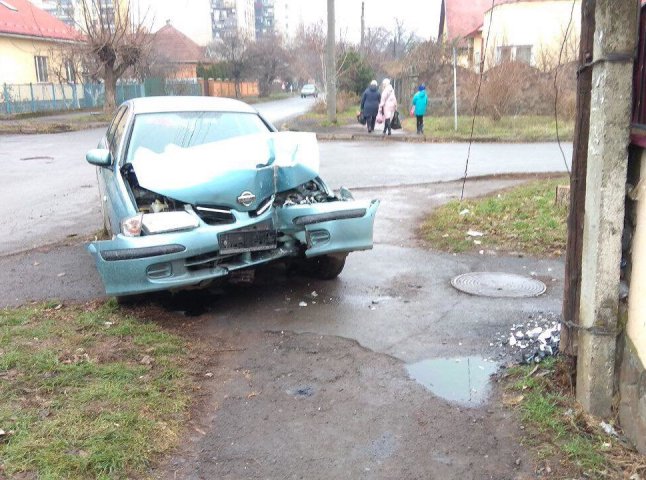 В Ужгороді сталась ДТП: іномарка "Nissan" влетіла в огорожу
